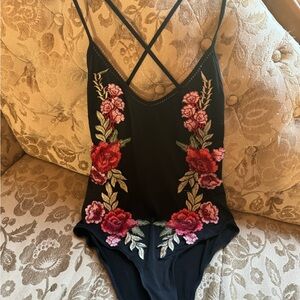 Beautiful bodysuit w flower design